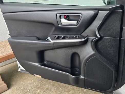 Used 2017 Toyota Camry SE w/ Moonroof Package FWD image 18