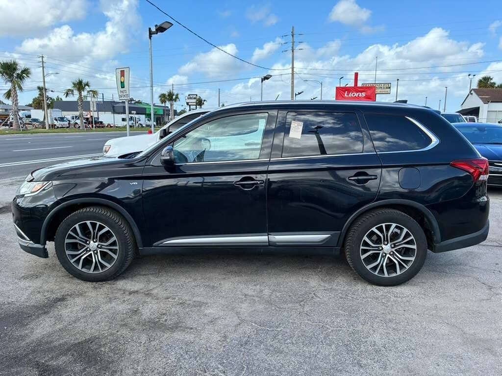 Used 2017 Mitsubishi Outlander GT AWD/4WD image 3