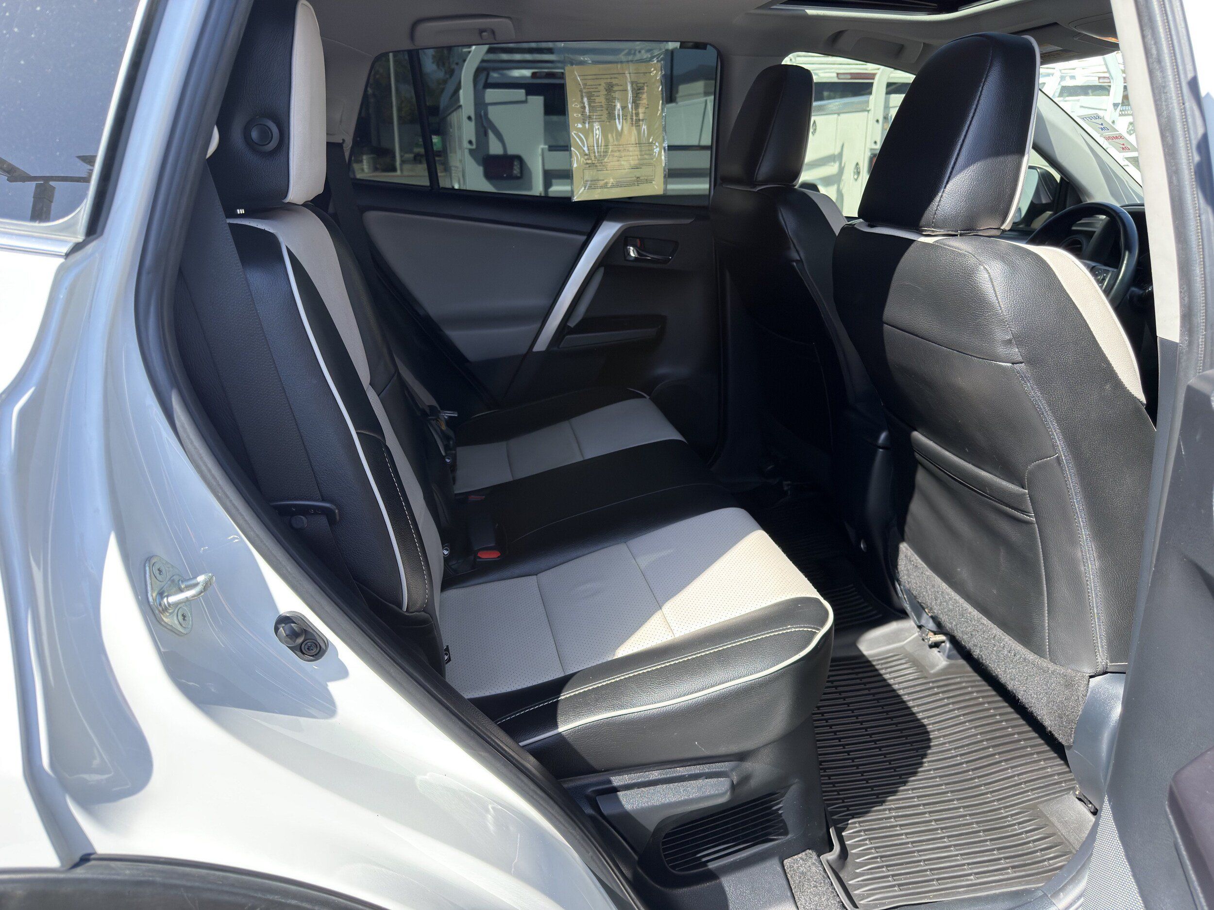 Used 2018 Toyota RAV4 XLE w/ Carpet Mat Package AWD/4WD image 12