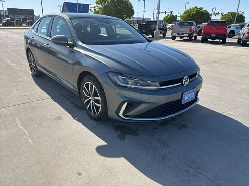 Used 2025 Volkswagen Jetta SE FWD image 1
