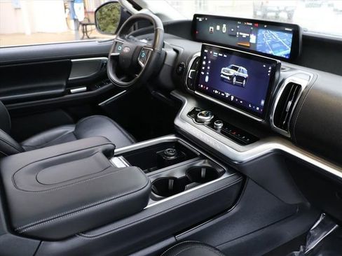 Used 2025 Ford Expedition Platinum image 12