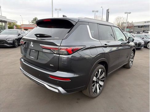Used 2025 Mitsubishi Outlander SEL image 5