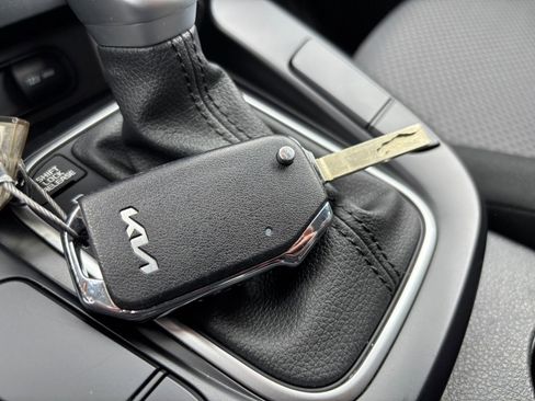 Used 2025 Kia Soul LX w/ LX Technology Package FWD image 21