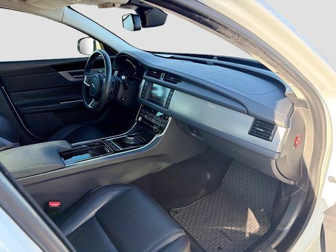Used 2018 Jaguar XF Prestige image 13