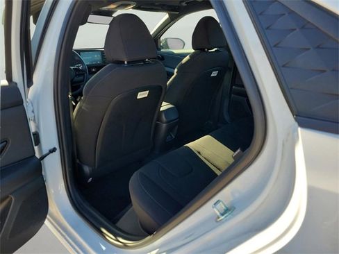 Used 2025 Hyundai Elantra Sport image 8