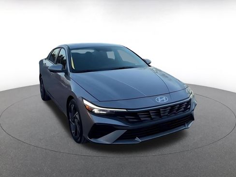 Used 2025 Hyundai Elantra SEL image 3