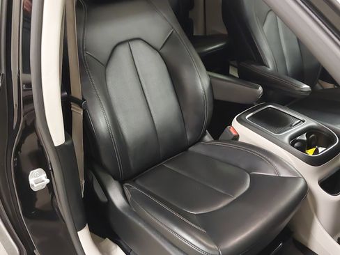 Used 2024 Chrysler Pacifica Touring-L image 28