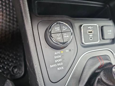 Used 2020 Jeep Cherokee Trailhawk w/ Cold Weather Group image 21