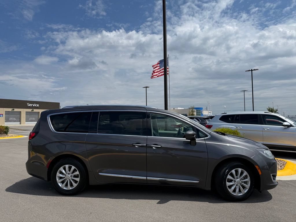 Used 2018 Chrysler Pacifica Touring-L FWD image 4