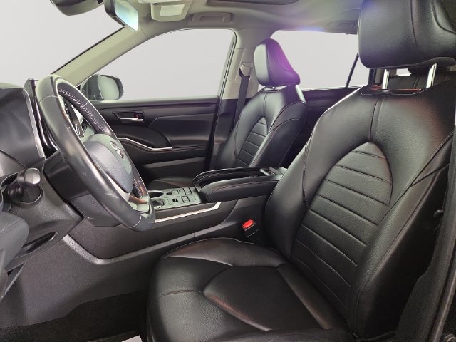 Used 2022 Toyota Highlander XLE AWD/4WD image 13