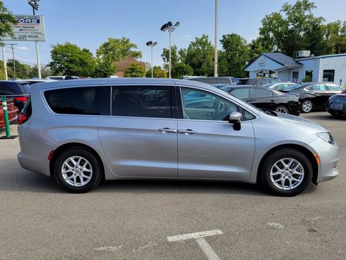 Used 2021 Chrysler Voyager LX image 3