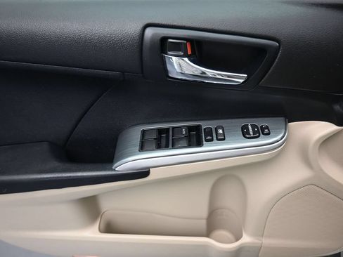 Used 2012 Toyota Camry LE FWD image 10