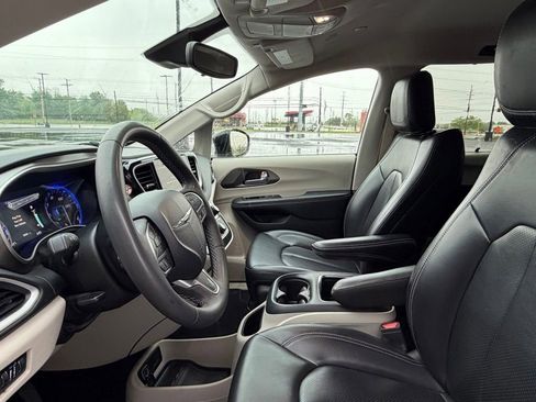 Used 2023 Chrysler Pacifica Touring-L FWD image 9