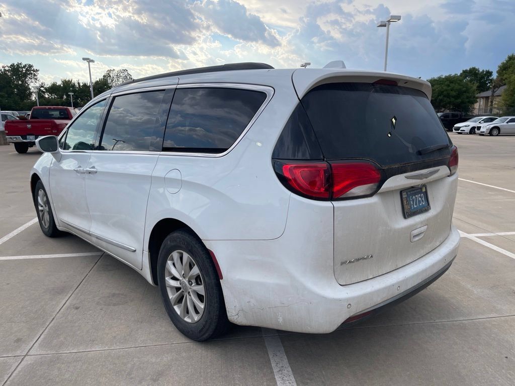 Used 2017 Chrysler Pacifica Touring-L FWD image 4