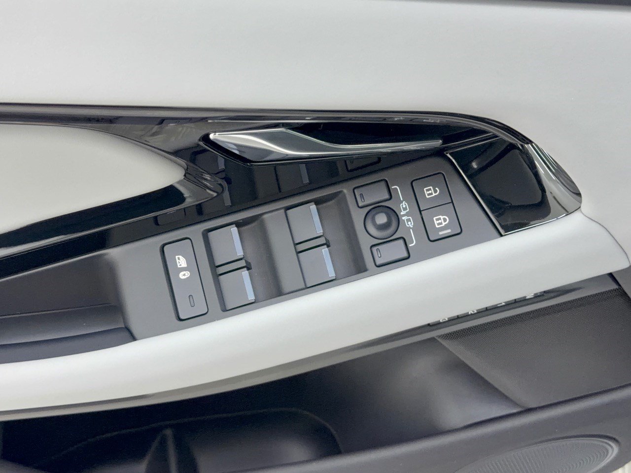 New 2026 Land Rover Range Rover Evoque Hoxton AWD/4WD image 15