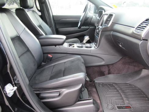 Used 2017 Jeep Grand Cherokee Altitude AWD/4WD image 10