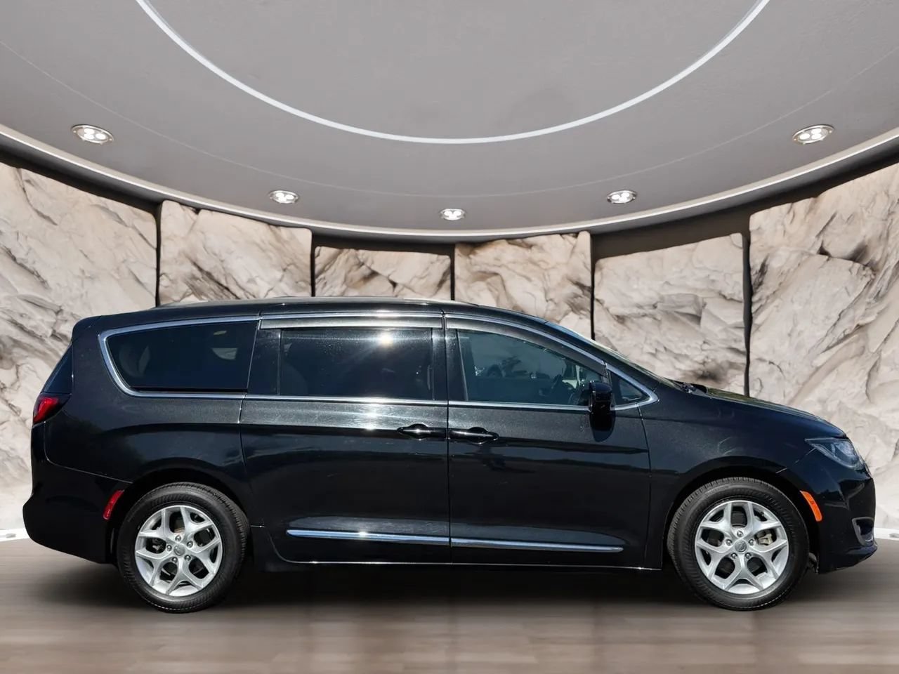 Used 2017 Chrysler Pacifica Touring-L w/ Tire & Wheel Group FWD image 3