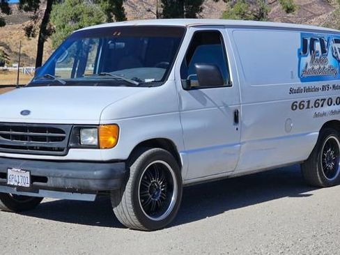 Used 2001 Ford E-150 and Econoline 150 image 2