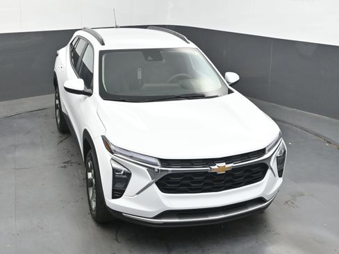 Used 2025 Chevrolet Trax LT FWD image 38