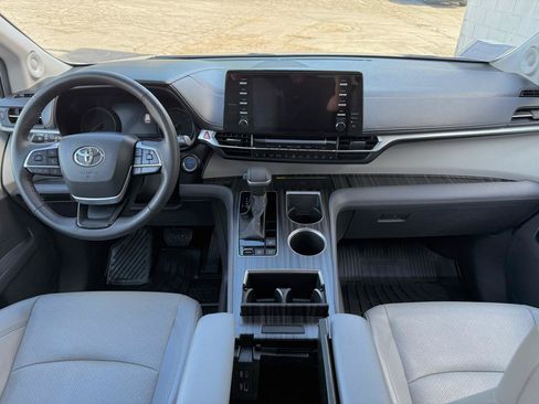 Used 2024 Toyota Sienna Limited AWD/4WD image 19