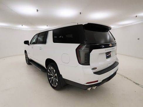 Used 2025 Chevrolet Suburban High Country image 31