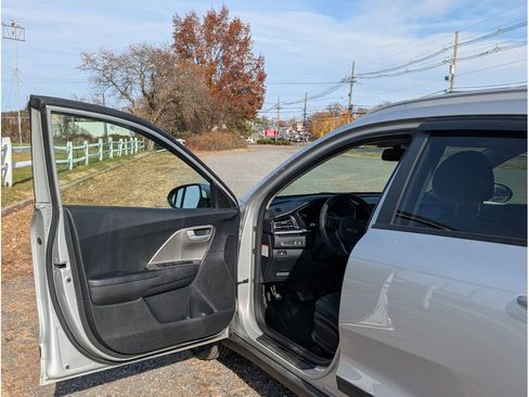 Used 2020 Kia Niro LX image 9