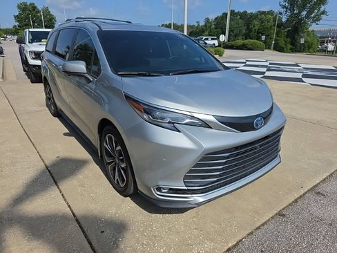 Used 2025 Toyota Sienna Platinum FWD image 9