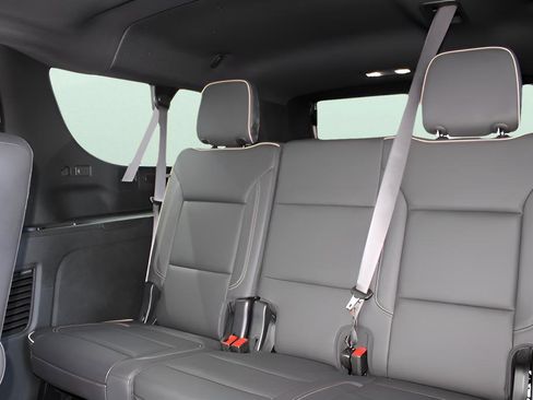 Used 2025 Chevrolet Suburban Premier image 18