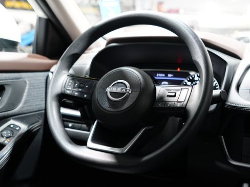 Used 2023 Nissan Rogue SV image 13