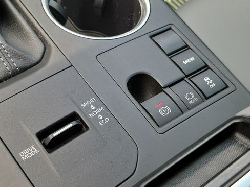 Used 2024 Toyota Highlander XLE FWD image 10