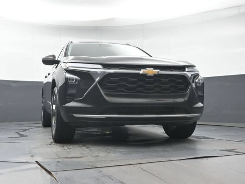 Used 2025 Chevrolet Trax LT FWD image 35