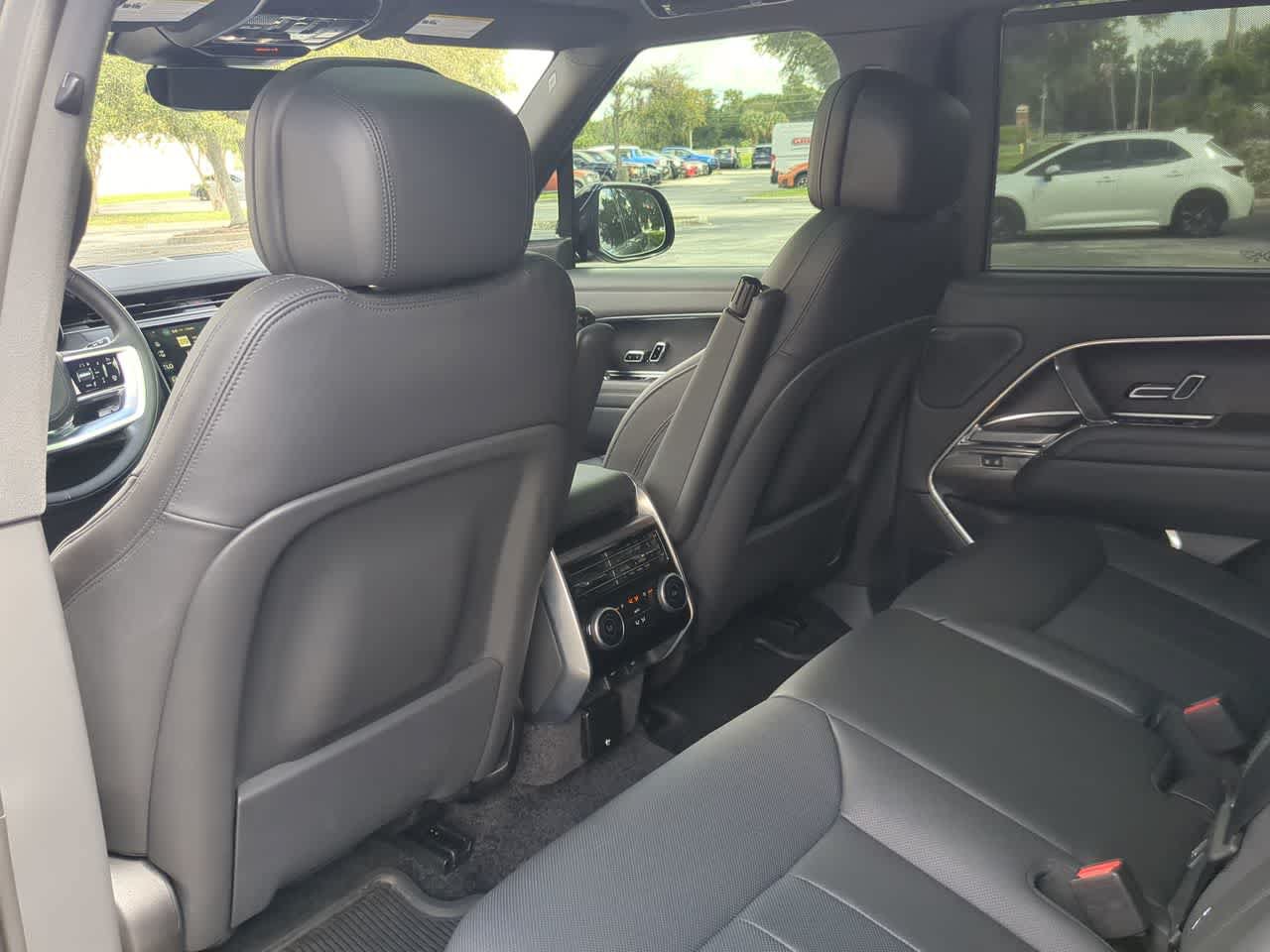 Certified 2025 Land Rover Range Rover SE AWD/4WD image 19