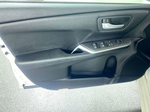 Used 2015 Toyota Camry LE image 17