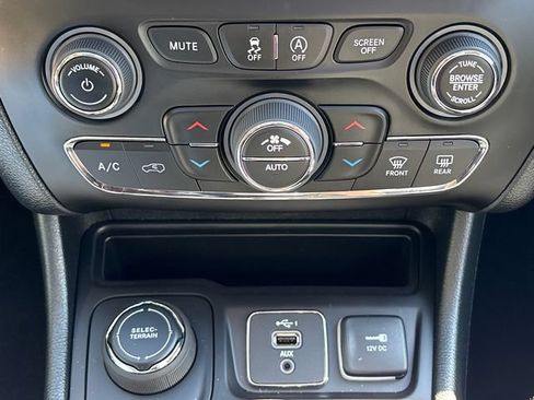 Used 2022 Jeep Cherokee Latitude Lux w/ Sun & Sound Group AWD/4WD image 34