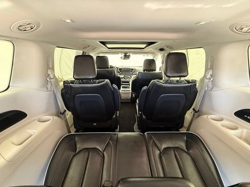 Used 2023 Chrysler Pacifica Limited FWD image 34