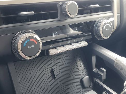 Used 2025 Toyota Tacoma TRD Sport image 32