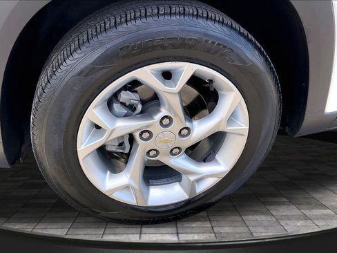 Used 2024 Chevrolet Trax LS w/ LS Convenience Package FWD image 9