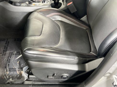 Used 2022 Jeep Cherokee Trailhawk w/ Premium Leather Package image 18