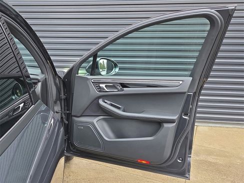 Used 2025 Porsche Macan image 20