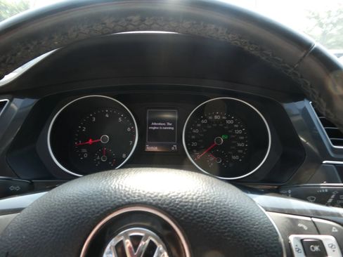 Used 2018 Volkswagen Tiguan SE AWD/4WD image 18