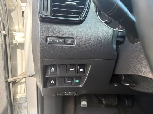 Used 2018 Nissan Rogue SV w/ Premium Package FWD image 36
