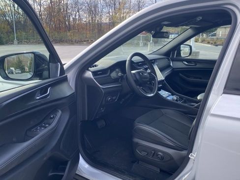 New 2025 Jeep Grand Cherokee Altitude image 14