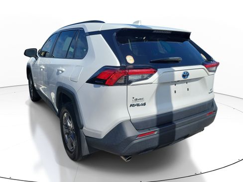 Used 2024 Toyota RAV4 LE AWD/4WD image 4