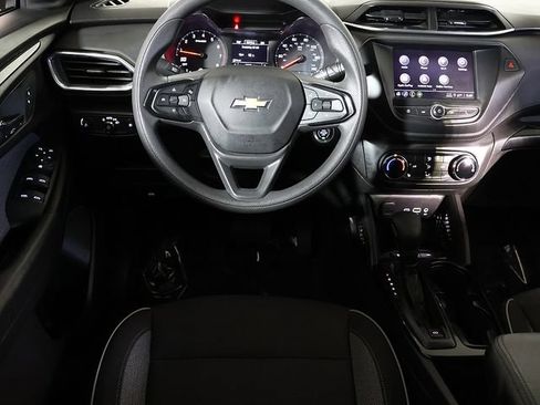 Used 2023 Chevrolet TrailBlazer LT FWD image 3