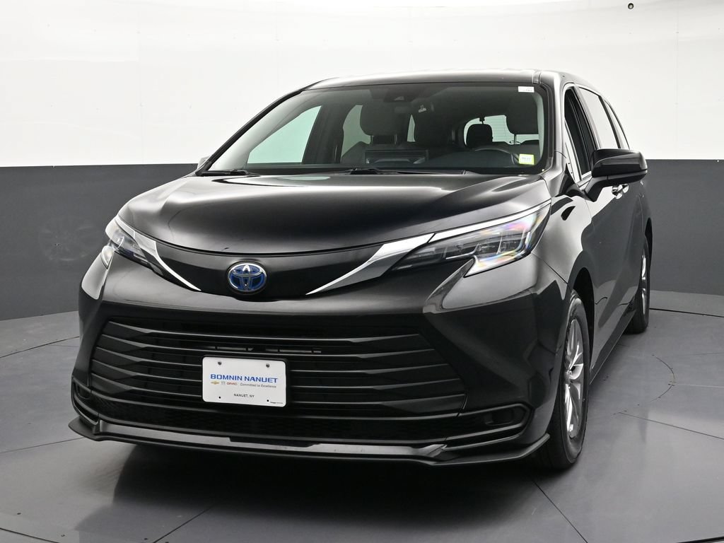 Used 2025 Toyota Sienna LE AWD/4WD image 8