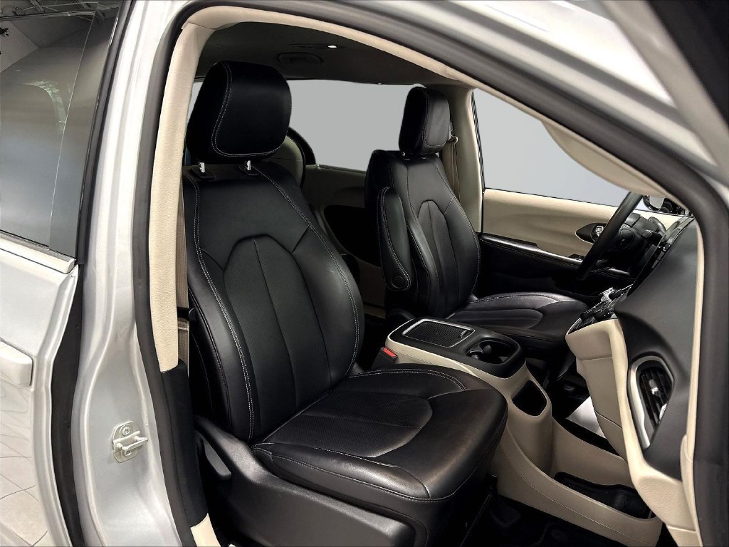 Used 2024 Chrysler Pacifica Touring-L FWD image 30