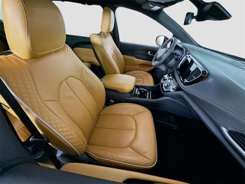 Used 2023 Chrysler Pacifica Pinnacle image 25