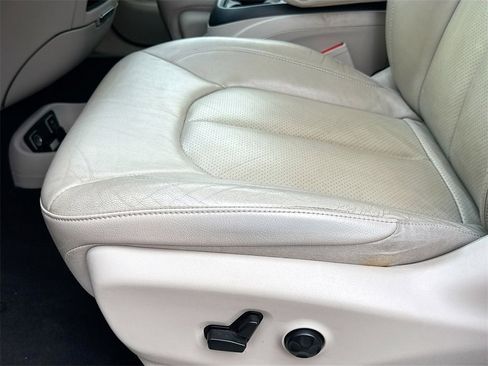 Used 2021 Chrysler Pacifica Touring-L image 20