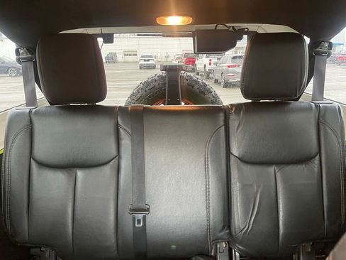 Used 2016 Jeep Wrangler Unlimited Rubicon AWD/4WD image 9