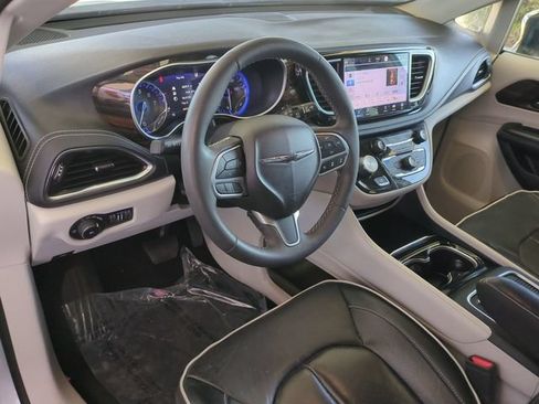 Used 2023 Chrysler Pacifica Limited FWD image 11